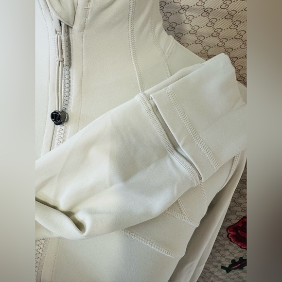LULULEMON like new with out tags
Define Jacket Nulu Light Ivory size 0 - Picture 9 of 13